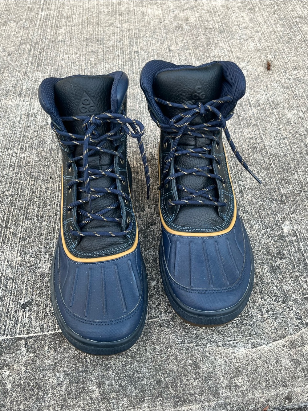 Nike Men's Navy and Tan Outdoor Lace-Up Boots